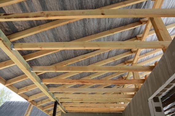 belki drewniane podtrzymujące konstrukcję dachu